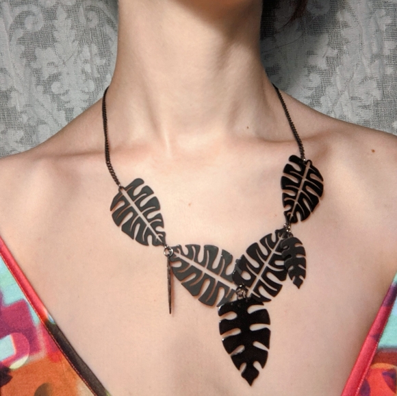 Statement monstera leaf inspired necklace - Picture 2 of 3